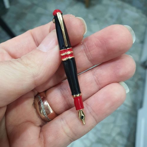 Mineli siyah kırmızı dolma kalem sınıf öğretmen broş