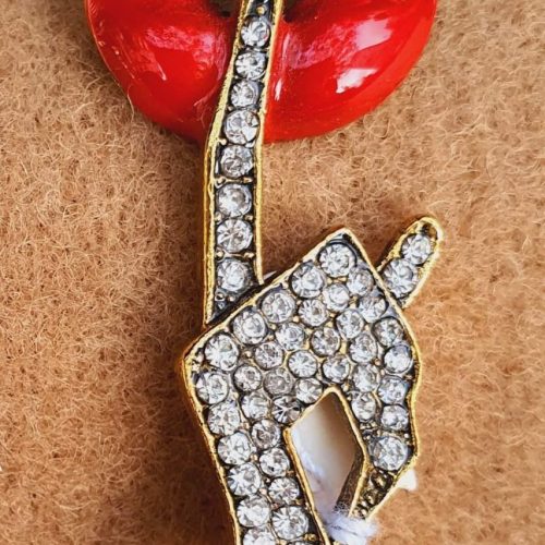 Sus işareti yapan kırmızı dudak makyaj mineli kristal taşlı hemşire broş