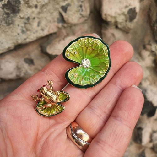Lotus yaprağı yeşil mineli broş ve yeşil mineli kurbağa rozet