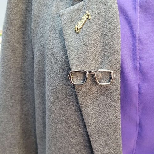 Gözlük şeklinde kravat iğnesi