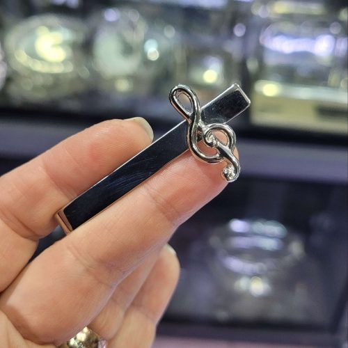 Sol anahtarı şeklinde kravat iğnesi