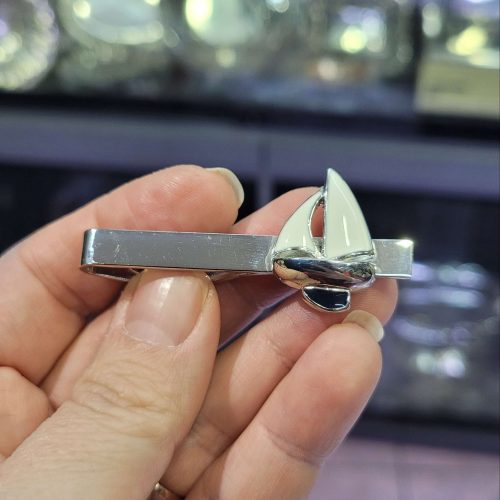 Beyaz laci yelkenli denizsever şeklinde siyah mineli kravat iğnesi