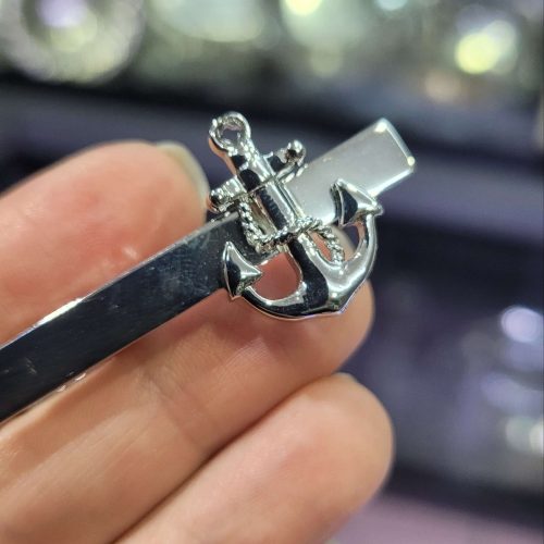 Çapa  şeklinde denizsever kravat iğnesi