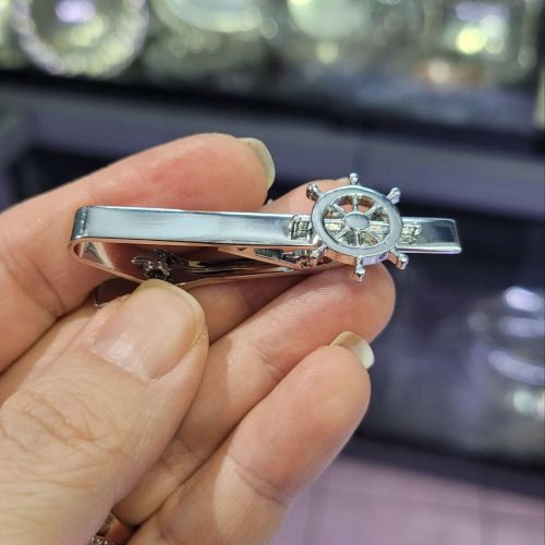 Dümen şeklinde denizsever kravat iğnesi