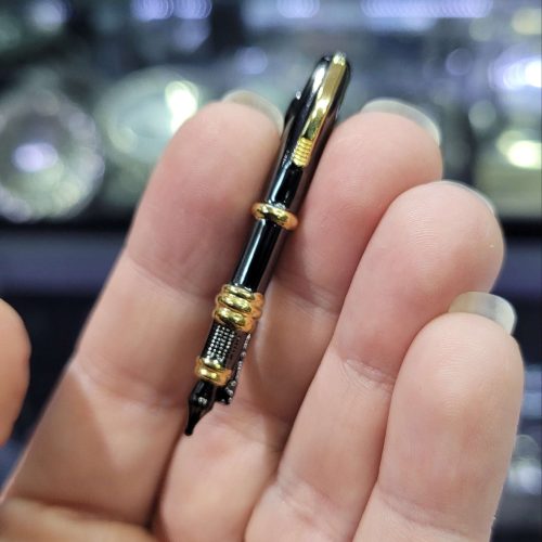 Siyah dolma kalem kravat iğnesi sınıf öğretmen