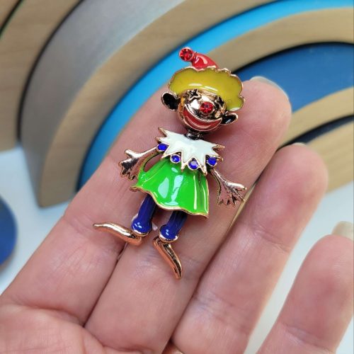 Sarı saçlı kırmızı şapkalı yeşil elbiseli palyaço broş