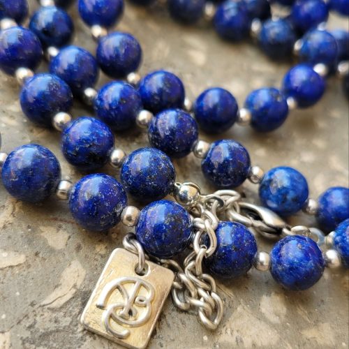 Lapis doğal taşlı uzun gümüş renkli kolye( broş ekli değildir. Sadece kolye gelecektir) Broş kolyesi