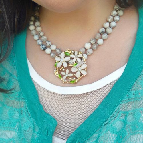 Kumsal akik doğal taşlı uzun gri aksesuarlı renkli kolye( broş ekli değildir. Sadece kolye gelecektir) Broş kolyesi