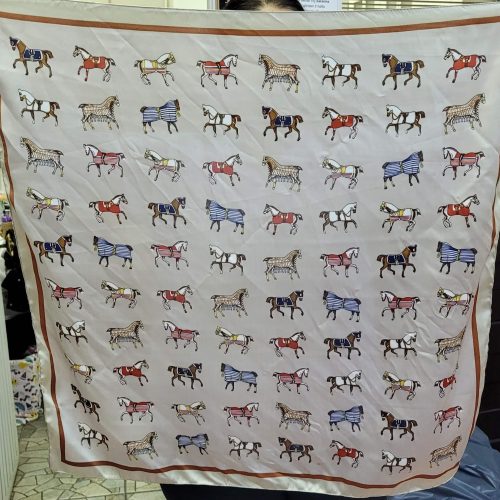 Gri zemin mavi kırmızı beyaz at kısrak tay desenli ipeksi saten şal