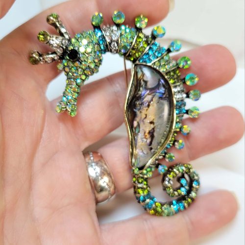 Abalon sedefli yesil kristal taşlı kraliçe deniz atı broş