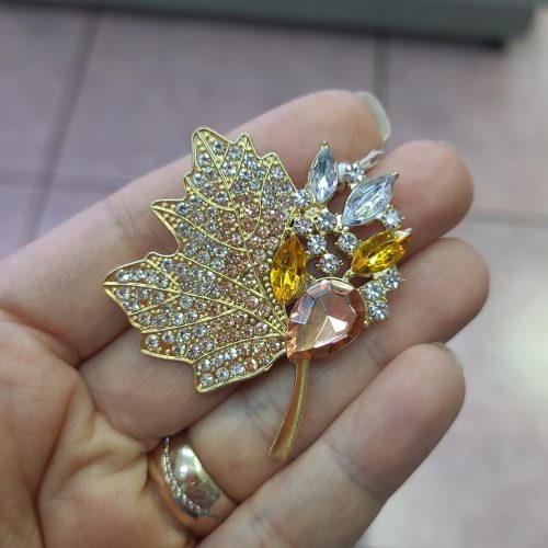 Beyaz somon sitrin kristal taşlı çınar yaprak broş