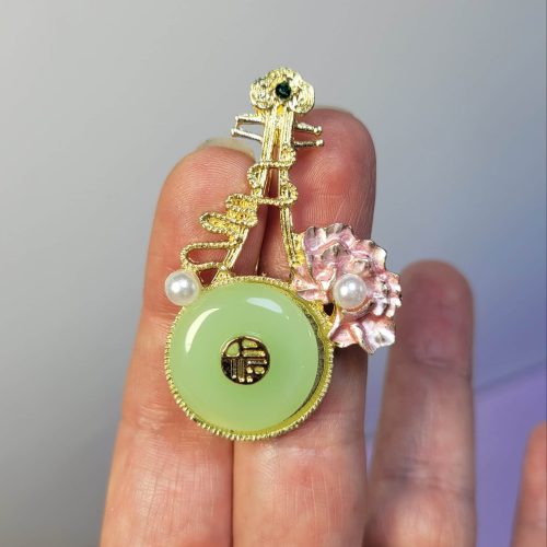 Çin pipa ensturman- yeşim taşlı- pembe şakayık çiçekli pipa gitar broş