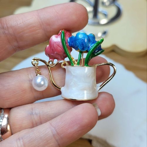 İncili damla beyaz mineli ibrik - mavi pembe çiçekli bahçıvan suluk broş