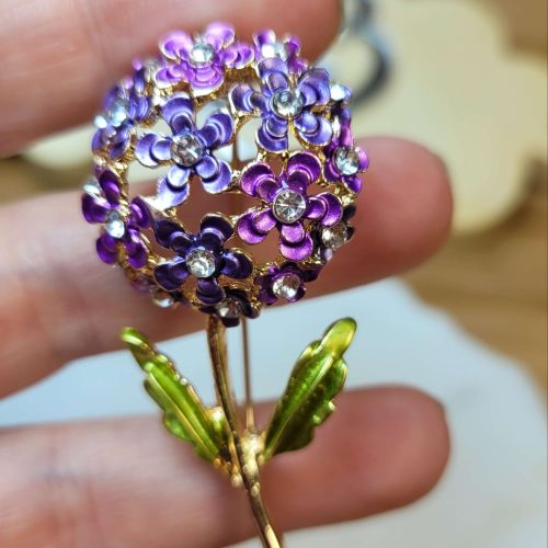 Mor pembe çiçekli kristal taşlı ortanca çiçek broş