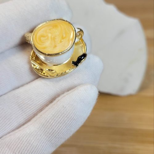 Beyaz mineli kahvesever türk kahvesi şekerli fincan broş